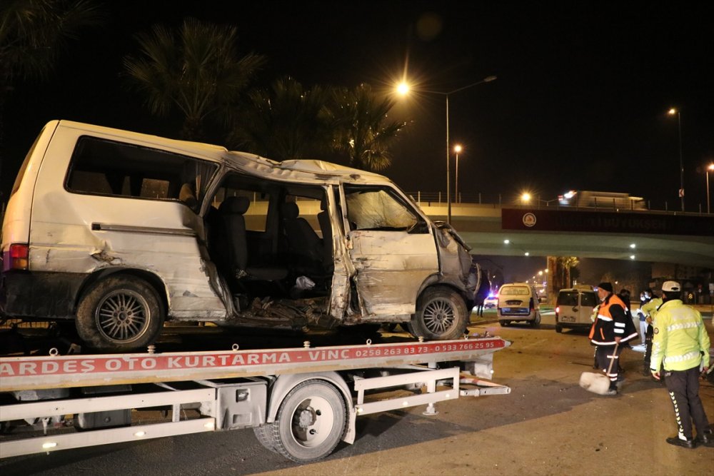 Denizli'de Palmiyeye Çarpan Minibüsteki 2 kişi öldü, 2 kişi yaralandı