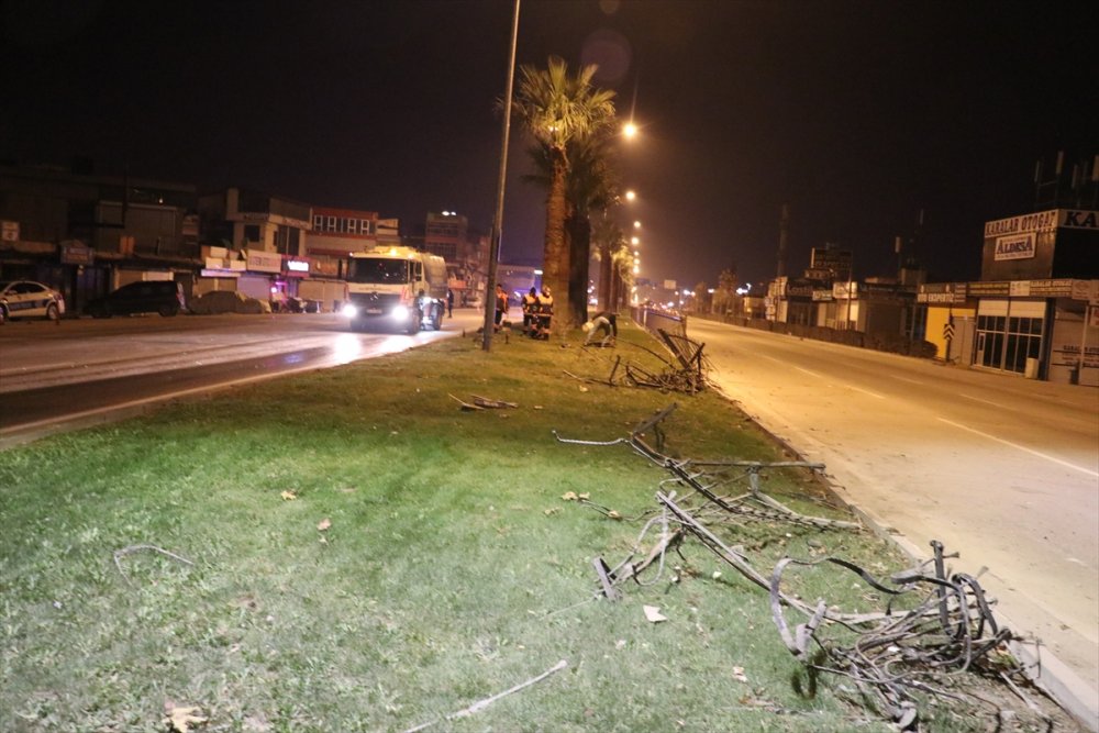 Denizli'de Palmiyeye Çarpan Minibüsteki 2 kişi öldü, 2 kişi yaralandı