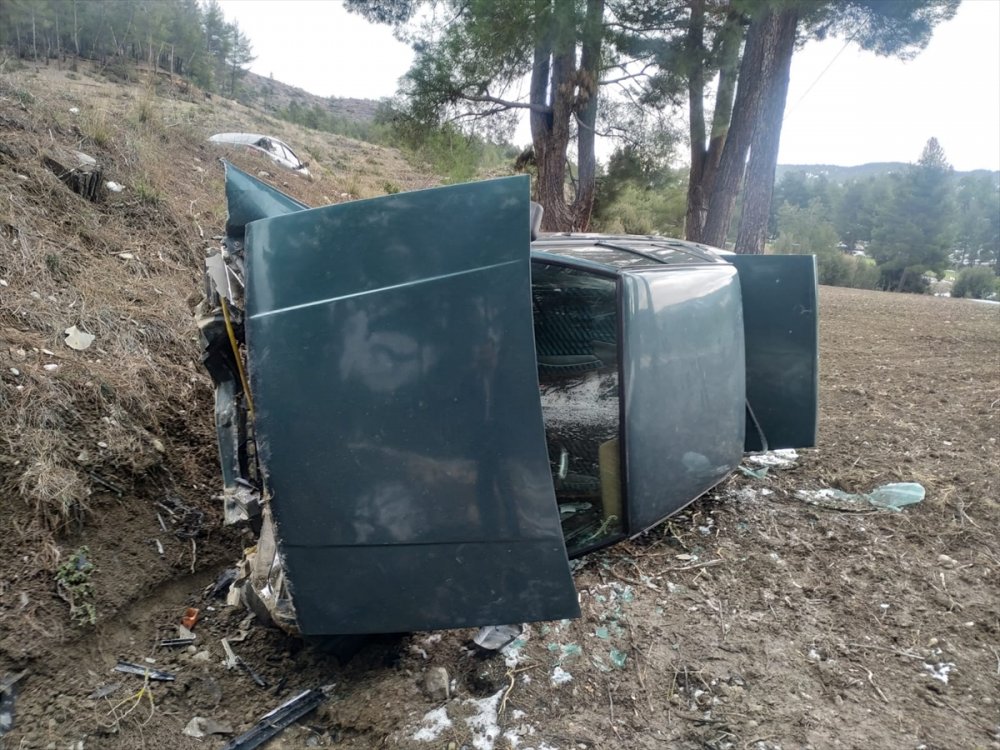 Kale'de  Otomobil Devrildi 2 Kişi Yaralandı