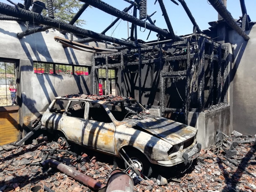 Denizli'nin Tavas İlçesi'nde meydana gelen işyeri ve araç yangını itfaiye ekipleri tarafından söndürüldü.
