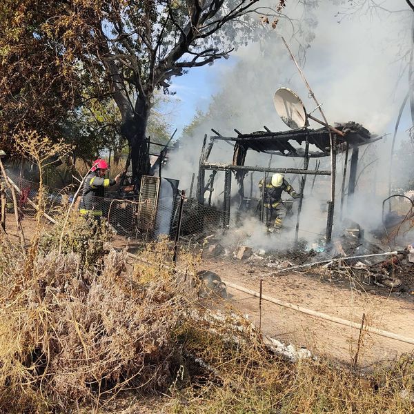 Denizli'nin Pamukkale İlçesi'nde metruk evde meydana gelen yangını itfaiye ekipleri söndürdü.