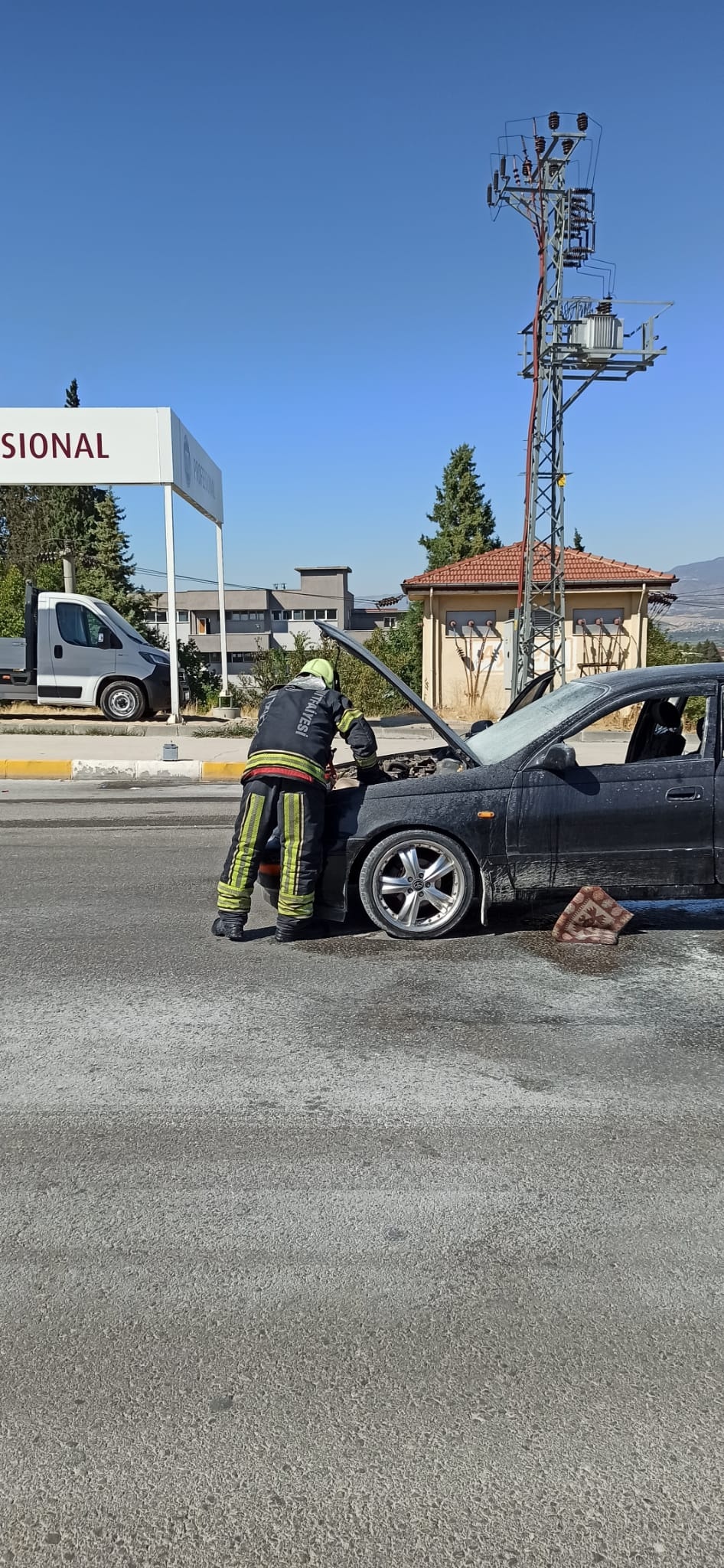 Denizli'nin Pamukkale İlçesi'nde seyir halinde giden araçta yangın meydana geldi. Araç yangını itfaiye ekipleri tarafından söndürüldü.