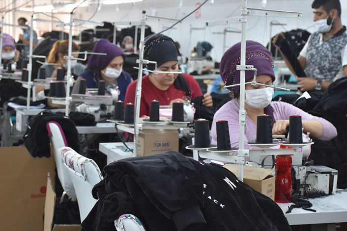 Bakkalı Bile Olmayan Köye Tekstil Fabrikası Kurdu