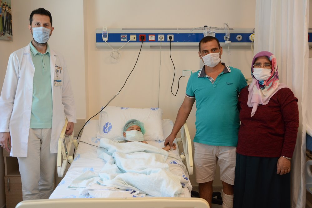 PAÜ Hastanesi Çocuk Gastroenteroloji Bilimdalına yabancı cisim (metal 50 Kuruş) yutması şikayetiyle gelen 5 yaşındaki Tayfun Demir yapılan başarılı endoskopik müdahale ile sağlığına kavuşturuldu.