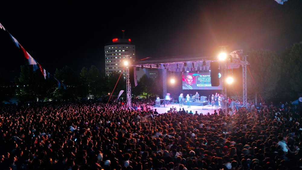 Pamukkale Belediyesi’nin Gripin  Konseri Onbinlerce Genci Coşturdu