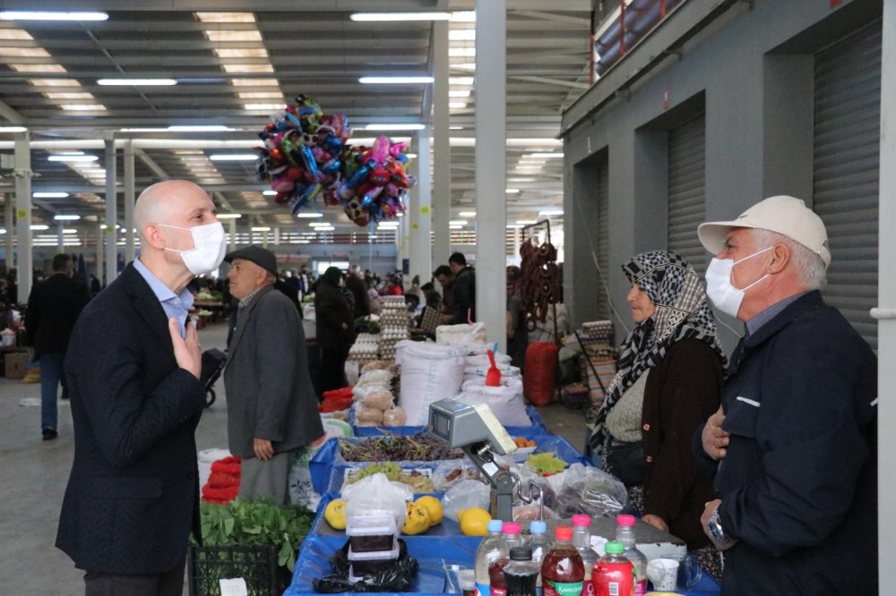 Başkan Özbaş, pazar yerini ziyaret etti 