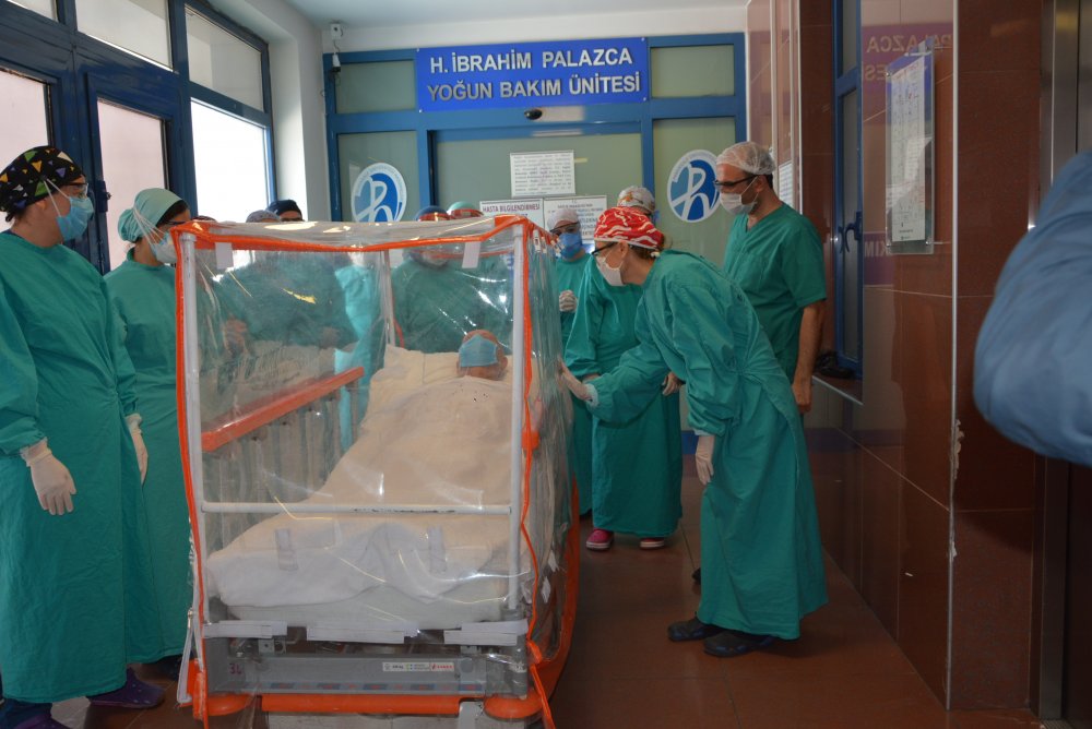 PAÜ'de Koronavirüs Hastaları Yoğun Bakımdan Alkışlarla Uğurlandı