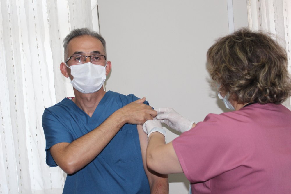 Denizli'de Polis Memuru TURKOVAC Aşısını Yaptıran İlk Kişi Oldu