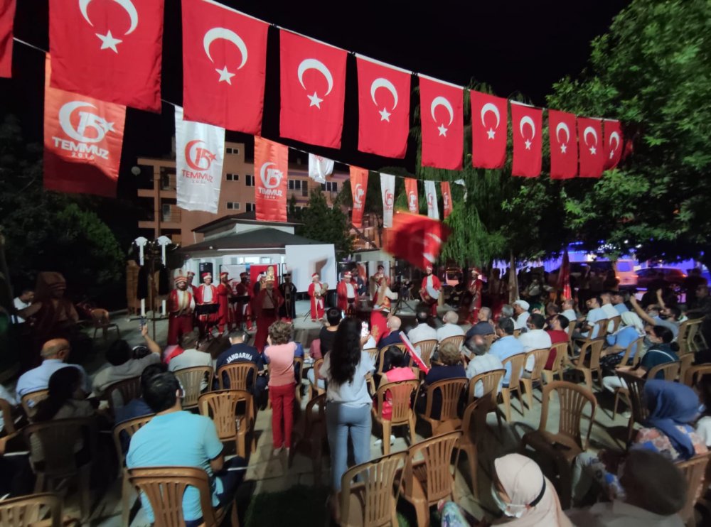 Sarayköy’de, 15 Temmuz Demokrasi ve Milli Birlik Günü’nün 5. yıldönümü düzenlenen törenle anıldı.  Türkiye Cumhuriyeti’nin ilelebet yaşayacağını belirten Belediye Başkanı Özbaş, “ Bizler kendi canımızdan vazgeçeriz ama vatanımızdan asla” dedi.