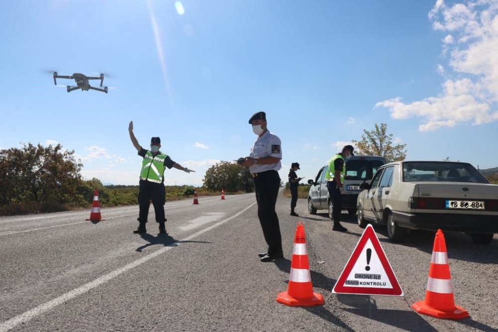 Denizli İl Jandarma Komutanlığınca trafik kazalarının azaltılabilmesi ve sürücüler üzerindeki “algılanan yakalanma riski duygusu”nun en üst seviyede tutulabilmesi için yoğunlaştırılmış şekilde drone ile trafik kontrolleri yapıldı.