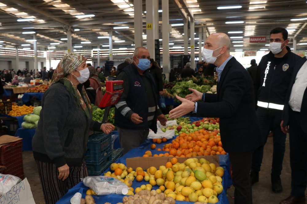 Başkan Özbaş, pazar yerini ziyaret etti 