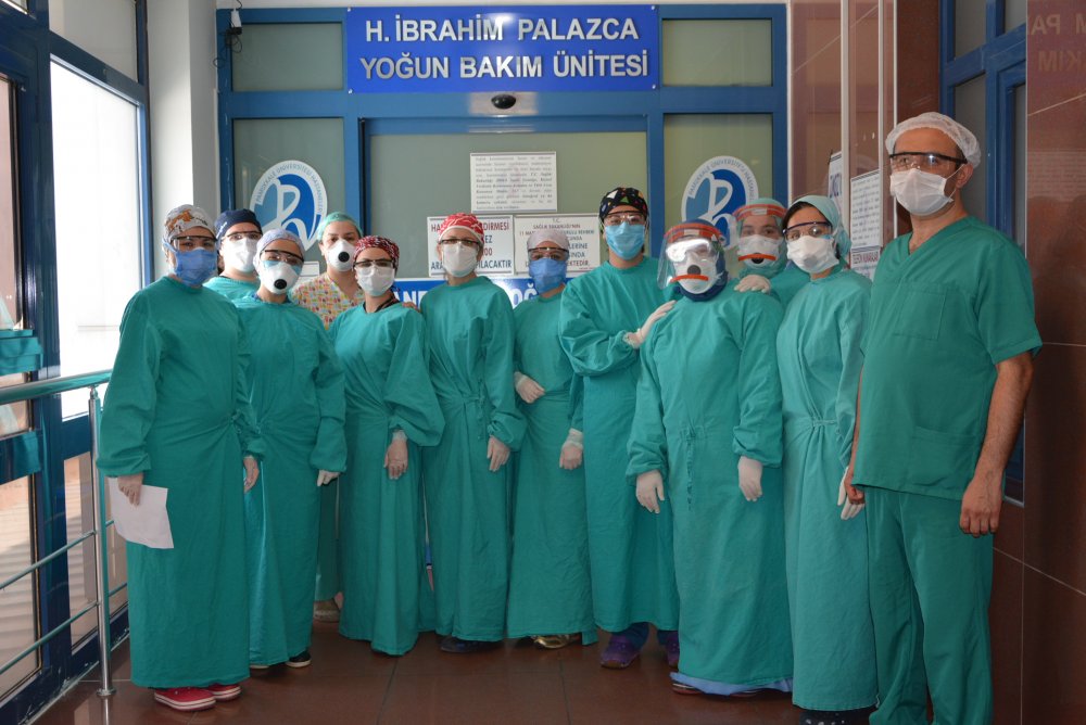PAÜ'de Koronavirüs Hastaları Yoğun Bakımdan Alkışlarla Uğurlandı