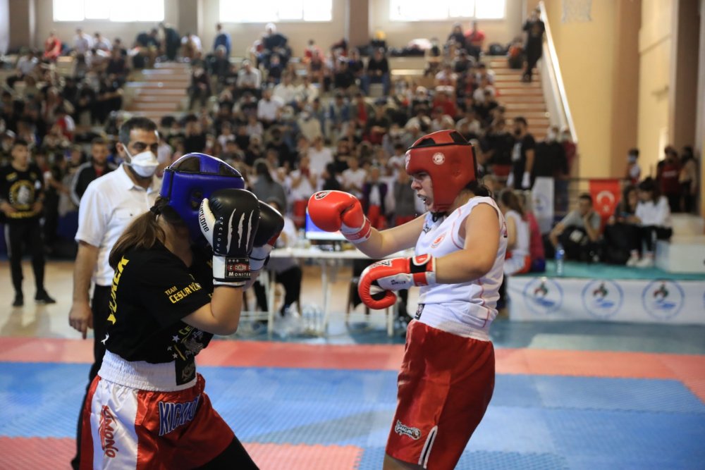 Pamukkale Belediyesi bir önemli organizasyona daha ev sahipliği yapıyor. 10. İllerarası Pamukkale Kick Boks Turnuvası 20 ilden yaklaşık 750 sporcunun katılımı ile başladı. Heyecan Atatürk Ortaokulu Spor Salonu’nda Cumartesi ve Pazar günü yaşanacak.