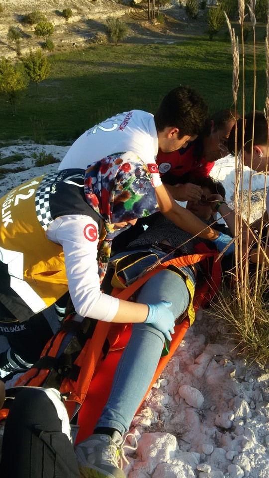 Turist Pamukkale'de Gezerken Yaralandı
