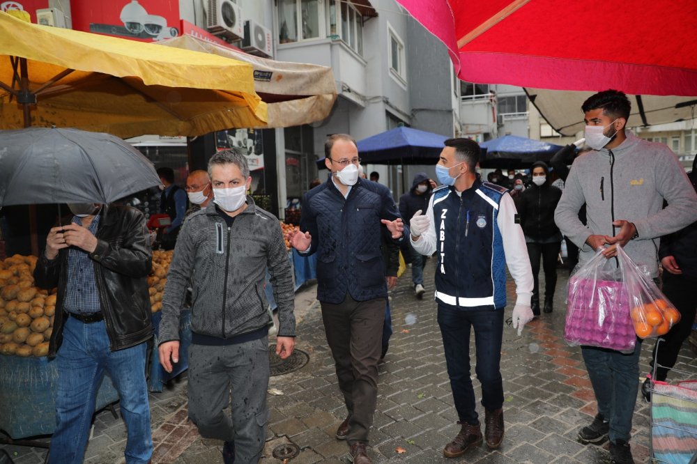 Pamukkale Belediyesi Pazar Yerlerinde Maske Dağıttı