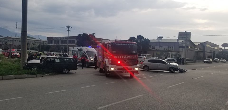 Denizli'de iki otomobilin çarpıştığı trafik kazasında 2 kişi yaralandı