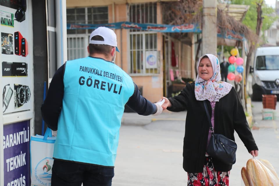 Pamukkale Belediyesi Vatandaşlara 200 Bin Maske Dağıttı