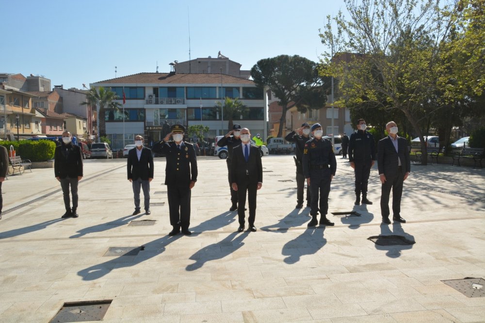 Başkan Özbaş, polis memurlarına sağlık seti hediye etti
