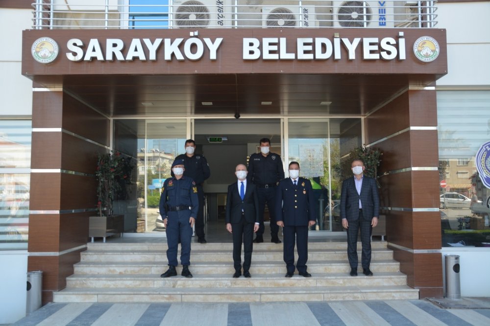 Başkan Özbaş, polis memurlarına sağlık seti hediye etti
