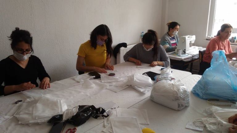 Belediye gönüllü kadınların da çabalarıyla maske üretimine başladı