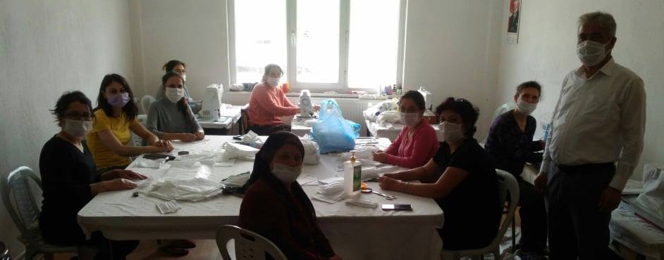 Belediye gönüllü kadınların da çabalarıyla maske üretimine başladı