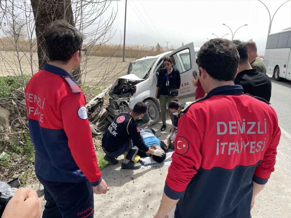 Denizli’de Ağaca Çarpan Otomobilin Sürücüsü Yaralandı