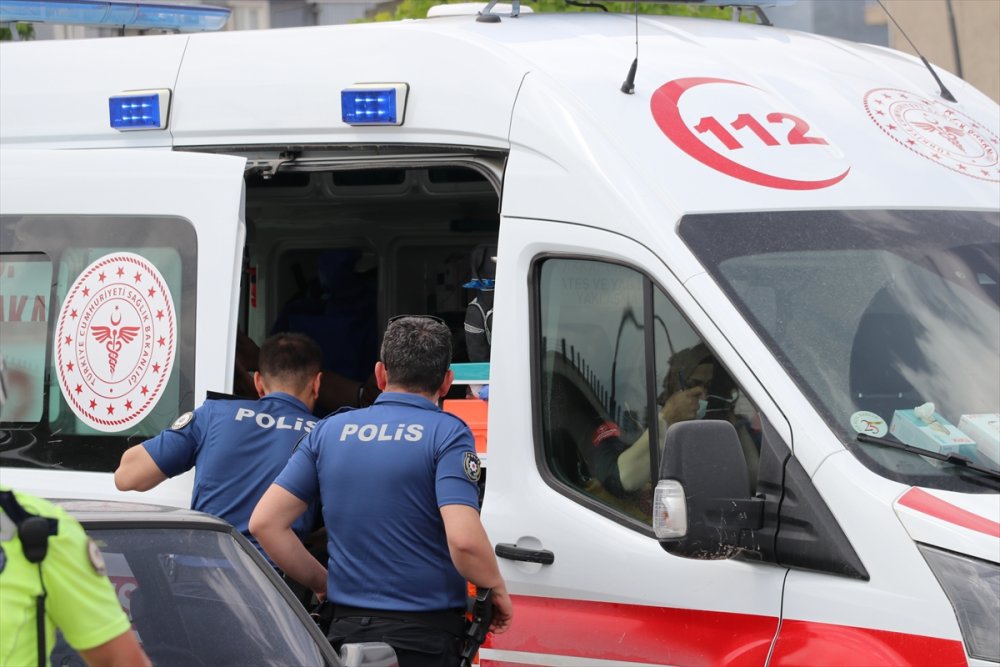 Denizli'de Otomobilin Çarptığı Polis Yaralandı