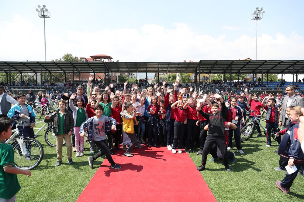 Başkan Şeniz Doğan, Beşinci Sınıf Öğrencilere Bisiklet Hediye Etti