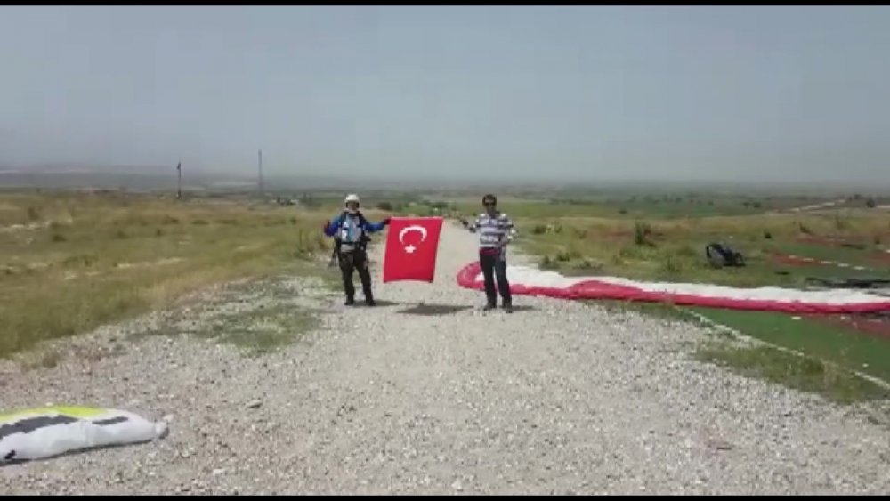 Pamukkale'nin üstünde Türk Bayrağı ile uçtu