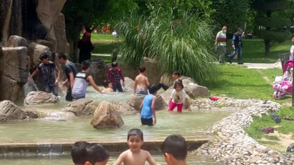 Sokağa çıkan çocuklar süs havuzunda serinledi