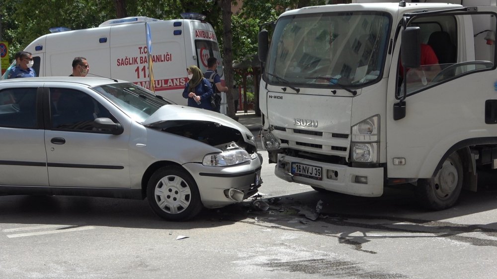 Denizli'de otomobil ile kamyonet çarpıştı: 1 yaralı