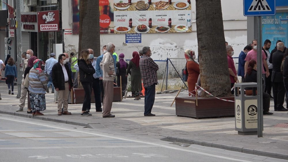 Denizli'de 4 günlük kısıtlama sonrası vatandaşlar cadde ve sokaklara akın etti