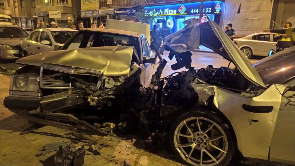 Hatalı Sollama Yapan Alkollü sürücü 5 Otomobili Çarparak Durdu