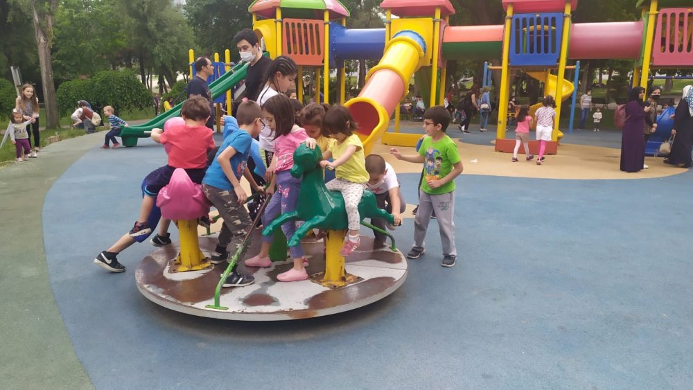 Denizli'de Parklar Çocuklarla Doldu