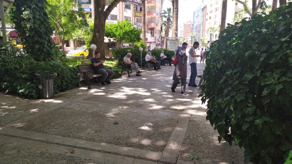 Denizli'de 65 yaş üstü vatandaşlar 4. defa sokağa çıktı