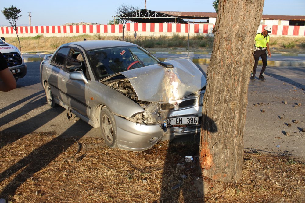 Köpeğe çarpmak istemeyen sürücü ağaca çarptı: 2 yaralı