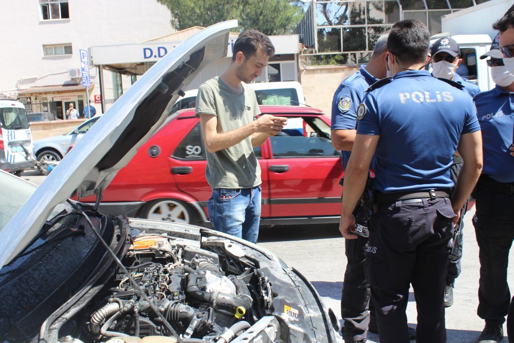 Denizli'de vatandaş otomobilini yanmaktan son anda kurtardı