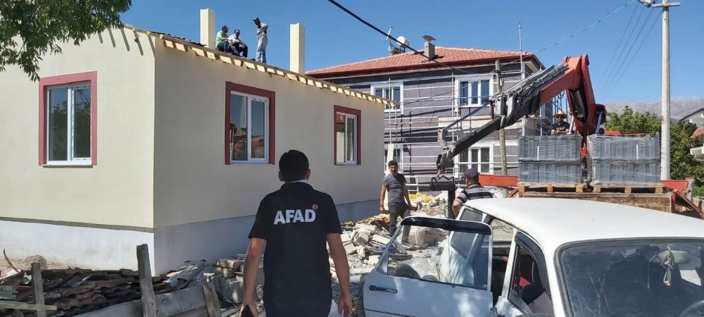 Acıpayam’da 5,5 Büyüklüğündeki Depremin Yaraları Sarılıyor