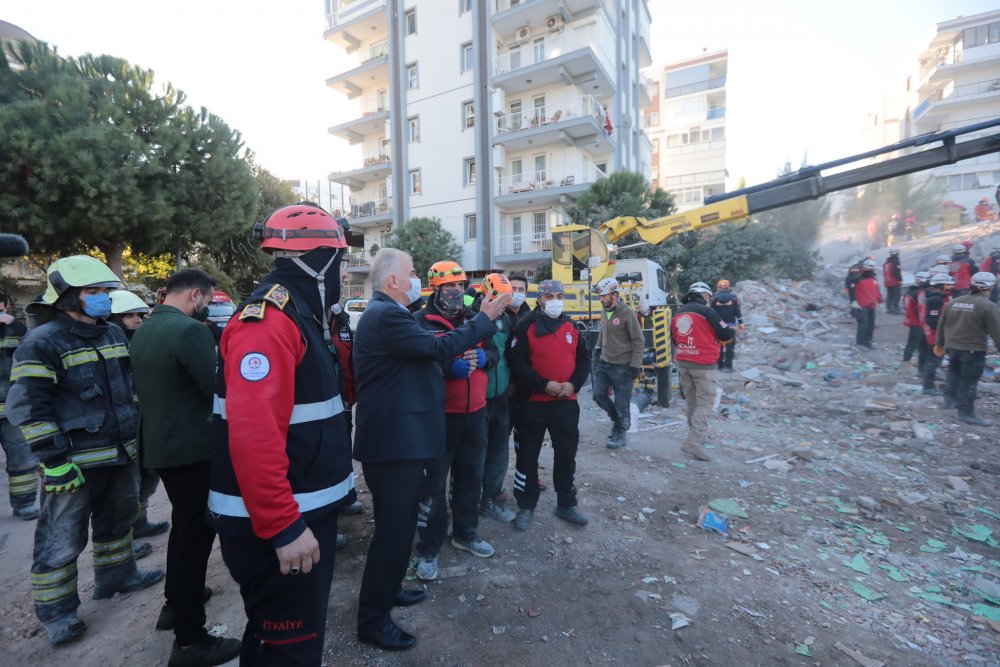 Başkan Zolan, İzmir’de deprem bölgesinde