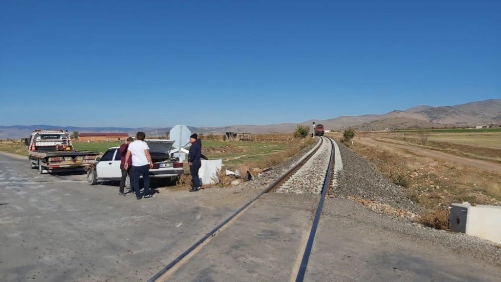 Eskişehir-Denizli seferini yapan yolcu treni kaza yaptı