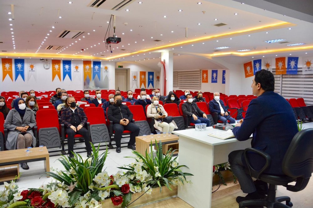 گونگر که به عنوان رئیس استانی AK دنیزلی منصوب شد ، اولین جلسه خود را برگزار کرد.