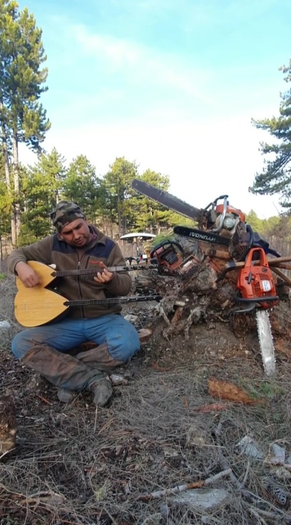 Korona Mağduru Müzisyen, Ormanda Çalışan Arkadaşlarını Sazla Sözle Eğlendirdi