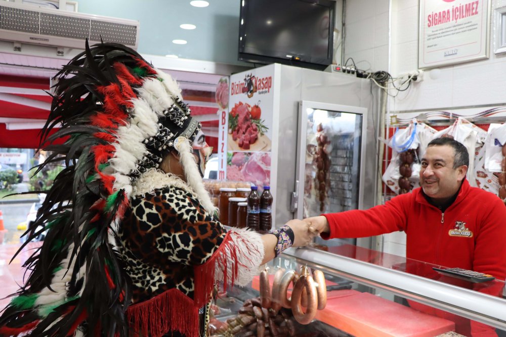 Denizlili 'yerli gezgin' kızılderili kıyafeti ile dünya turuna çıktı