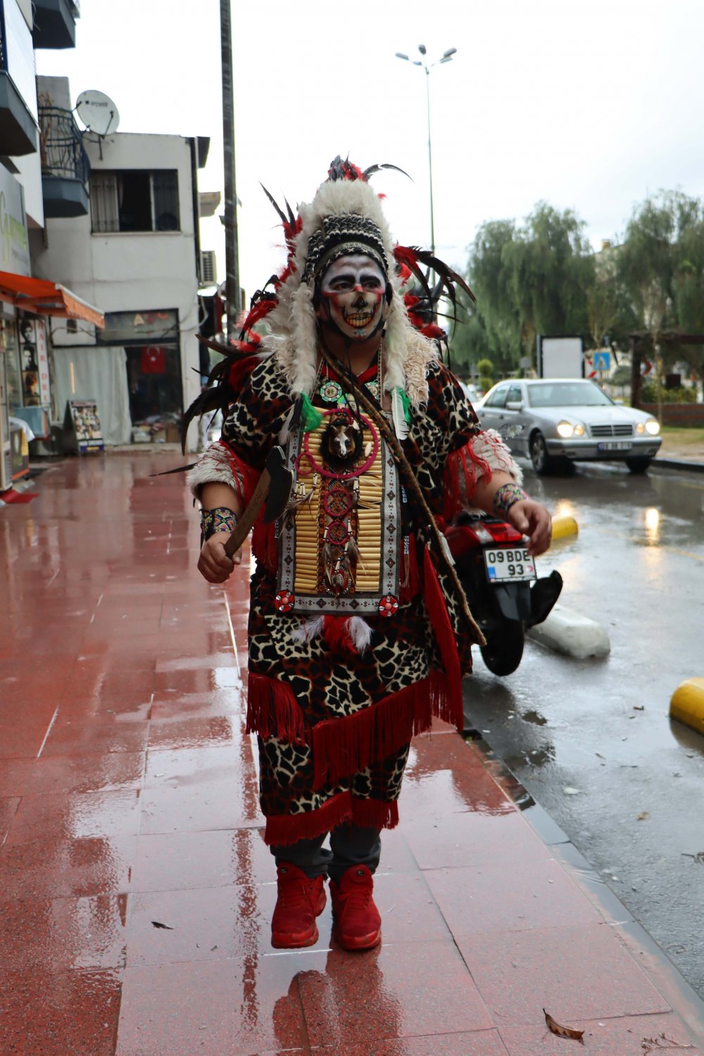 Denizlili 'yerli gezgin' kızılderili kıyafeti ile dünya turuna çıktı