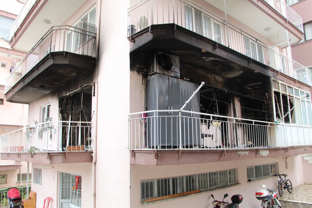 5 Katlı Binanın Giriş Katında Çıkan Yangın Paniğe Neden Oldu