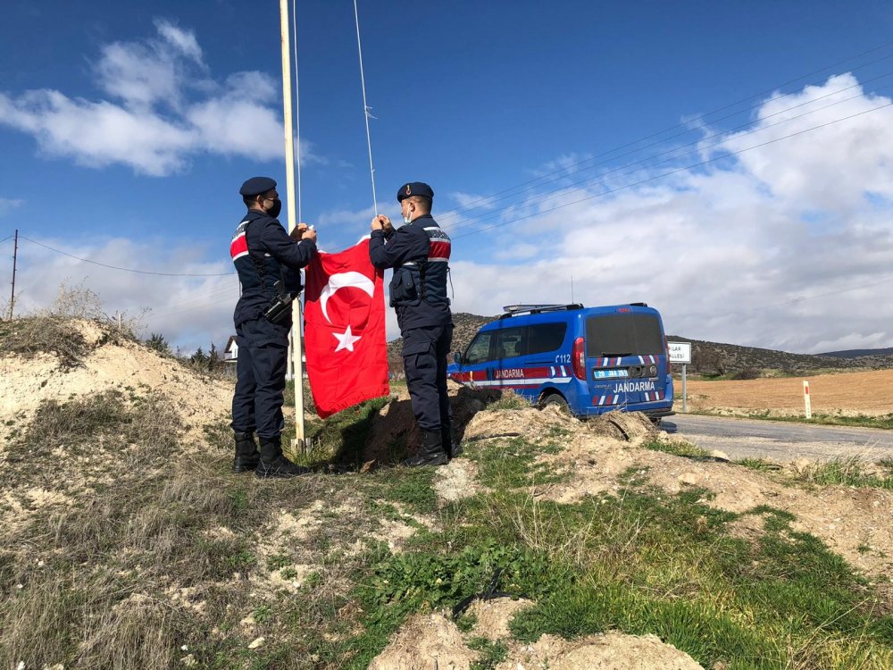 Denizli'de Jandarmanın Türk Bayrağı Hassasiyeti Duygulandırdı