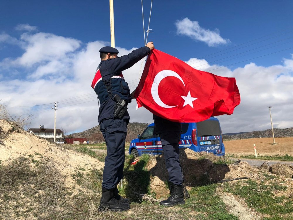 Denizli'de Jandarmanın Türk Bayrağı Hassasiyeti Duygulandırdı