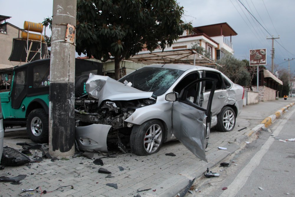 Denizli'de Kaza Yapan Otomobil Ortalığı Savaş Alanını Çevirdi