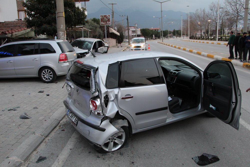 Denizli'de Kaza Yapan Otomobil Ortalığı Savaş Alanını Çevirdi