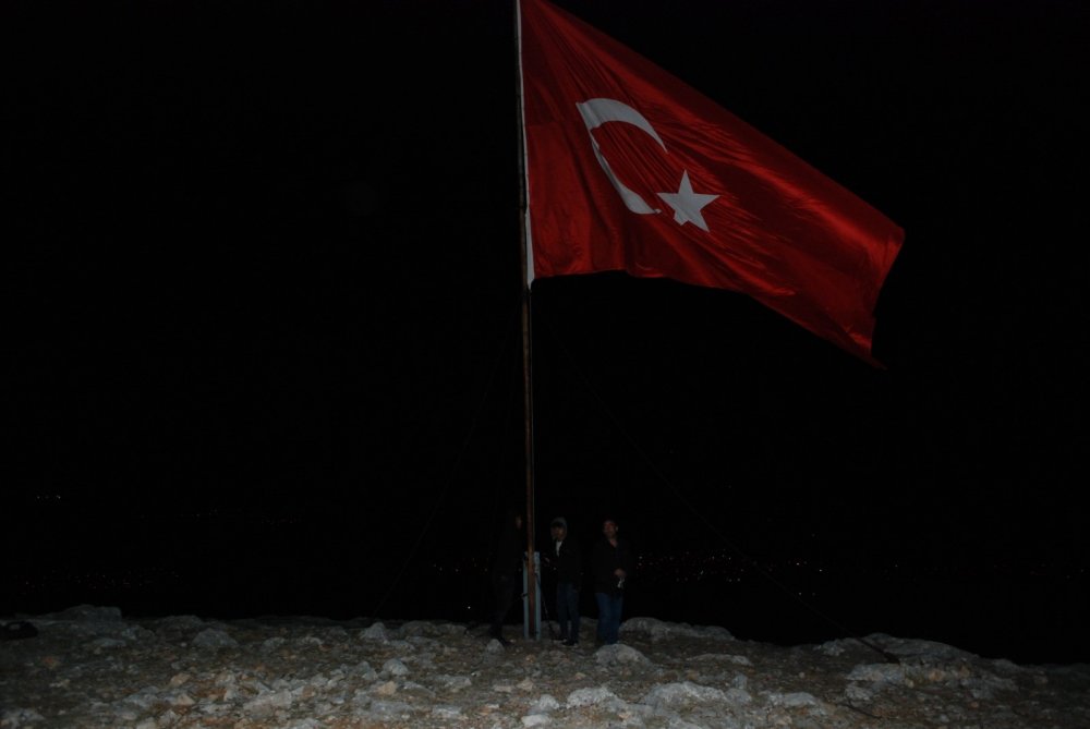 Denizli’de Ülkü Ocakları 1840 metre yükseklikte Türk bayrağını değiştirdi